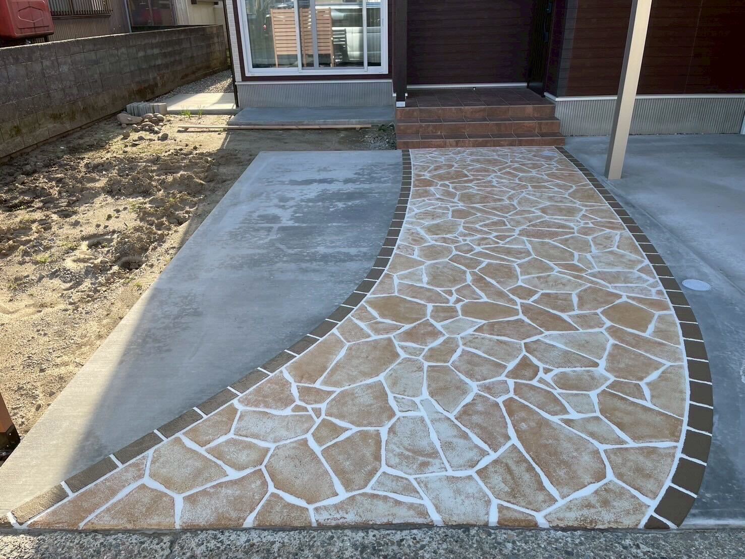 玄関アプローチのローラーストーン施工