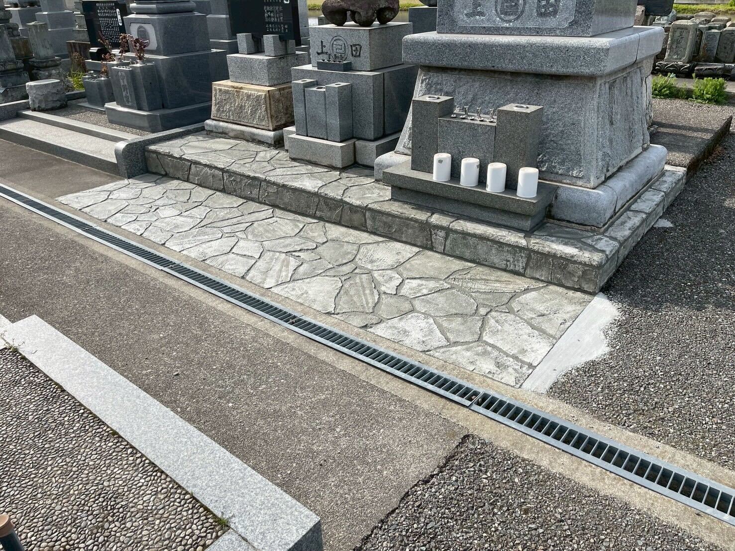 お墓基礎部のローラーストーン施工