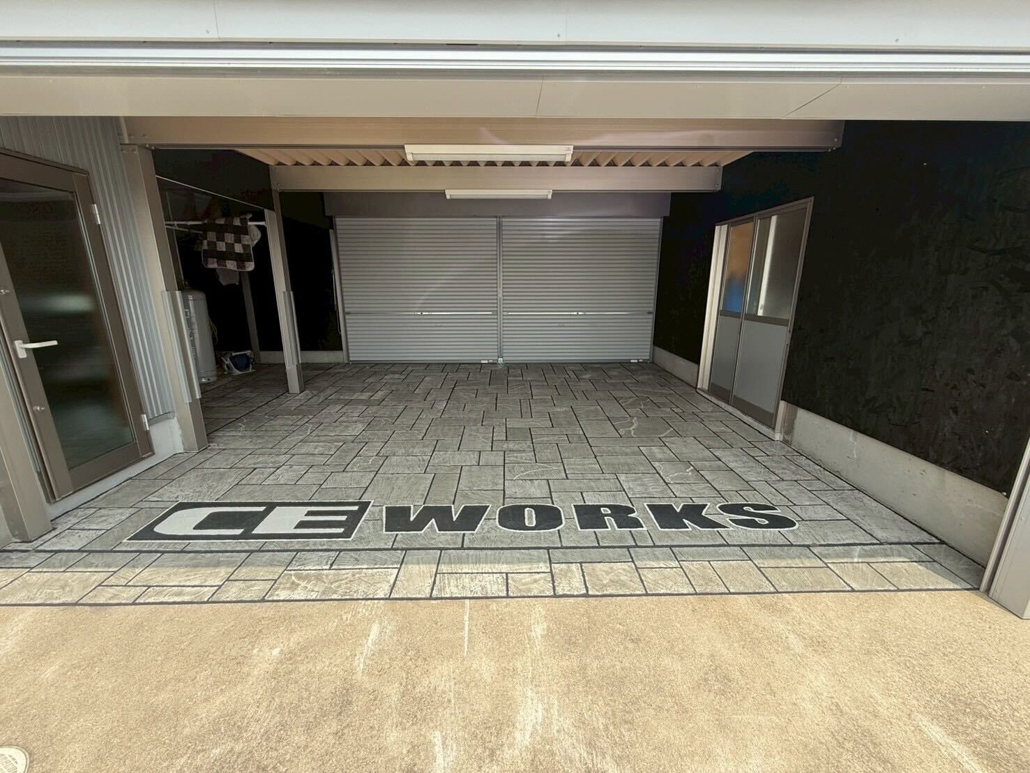 ガレージのローラーストーン施工